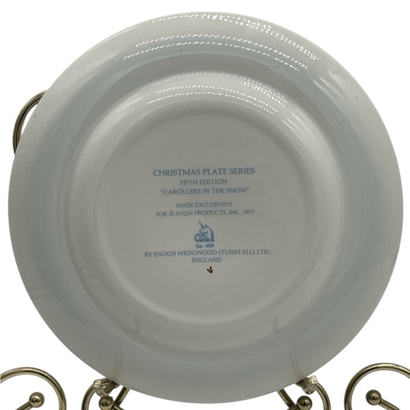 Vintage Avon Christmas 1977 Decorative Plate “Carollers in The Snow” - Picture 2 of 6